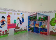 Dưới sự chỉ đạo sát xao của BGH nhà trường và với bàn tay khéo léo của các cô giáo, mỗi lớp học của trường mẫu giáo Hoa Hướng Dương đều trang trí và sắp xếp gọn gàng, tạo ra một phong cách riêng, đa dạng phong phú đồ dùng, đồ chơi. Môi trường trong và ngoài lớp rất khoa học, hợp lý, có tính thẩm mỹ cao. Sau đây là một số hình ảnh tiêu biểu. Dưới sự chỉ đạo sát xao của BGH nhà trường và với bàn tay khéo léo của các cô giáo, mỗi lớp học của trường mẫu giáo Hoa Hướng Dương đều trang trí và sắp xếp gọn gàng, tạo ra một phong cách riêng, đa dạng phong phú đồ dùng, đồ chơi. Môi trường trong và ngoài lớp rất khoa học, hợp lý, có tính thẩm mỹ cao. Sau đây là một số hình ảnh tiêu biểu.